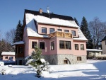 Nov� modern� rodinn� apartm�n a dvoul��kov� pokoj s kuchy�kou ve vile s kr�sn�m v�hledem na �ertovu horu. 5min od hlavn� sjezdovky a centra Harrachova, v klidn� (foto 1)