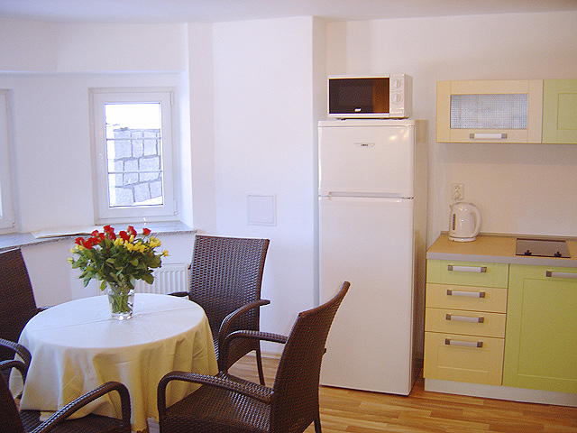 Nový moderní rodinný apartmán a dvoulůžkový pokoj s kuchyňkou ve vile s krásným výhledem na Čertovu horu. 5min od hlavní sjezdovky a centra Harrachova, v klidné