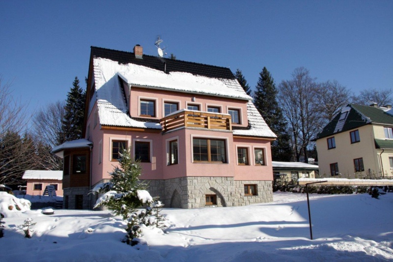 Nov� modern� rodinn� apartm�n a dvoul��kov� pokoj s kuchy�kou ve vile s kr�sn�m v�hledem na �ertovu horu. 5min od hlavn� sjezdovky a centra Harrachova, v klidn�